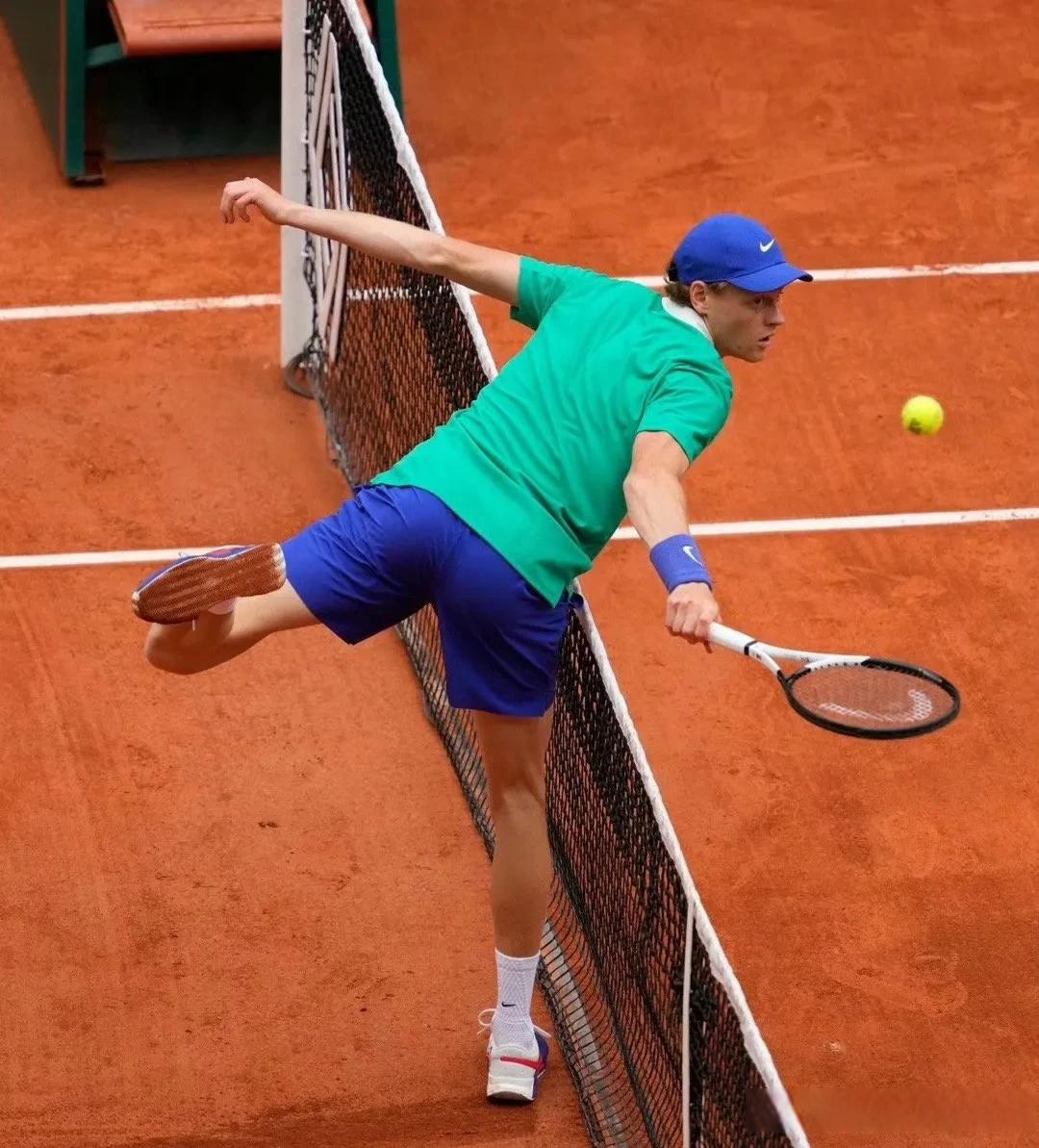 关于英国网球队险胜世界网球队，德约科维奇送出助攻的信息