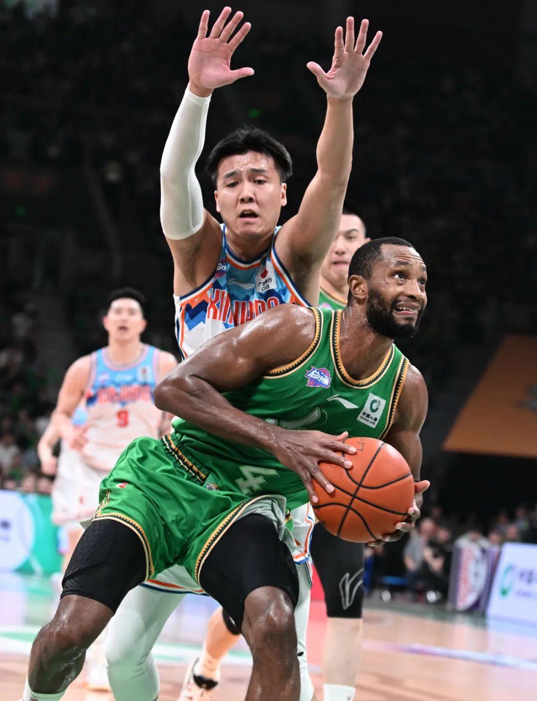 凯尔特人完胜辽宁队，易建联刷新纪录的简单介绍