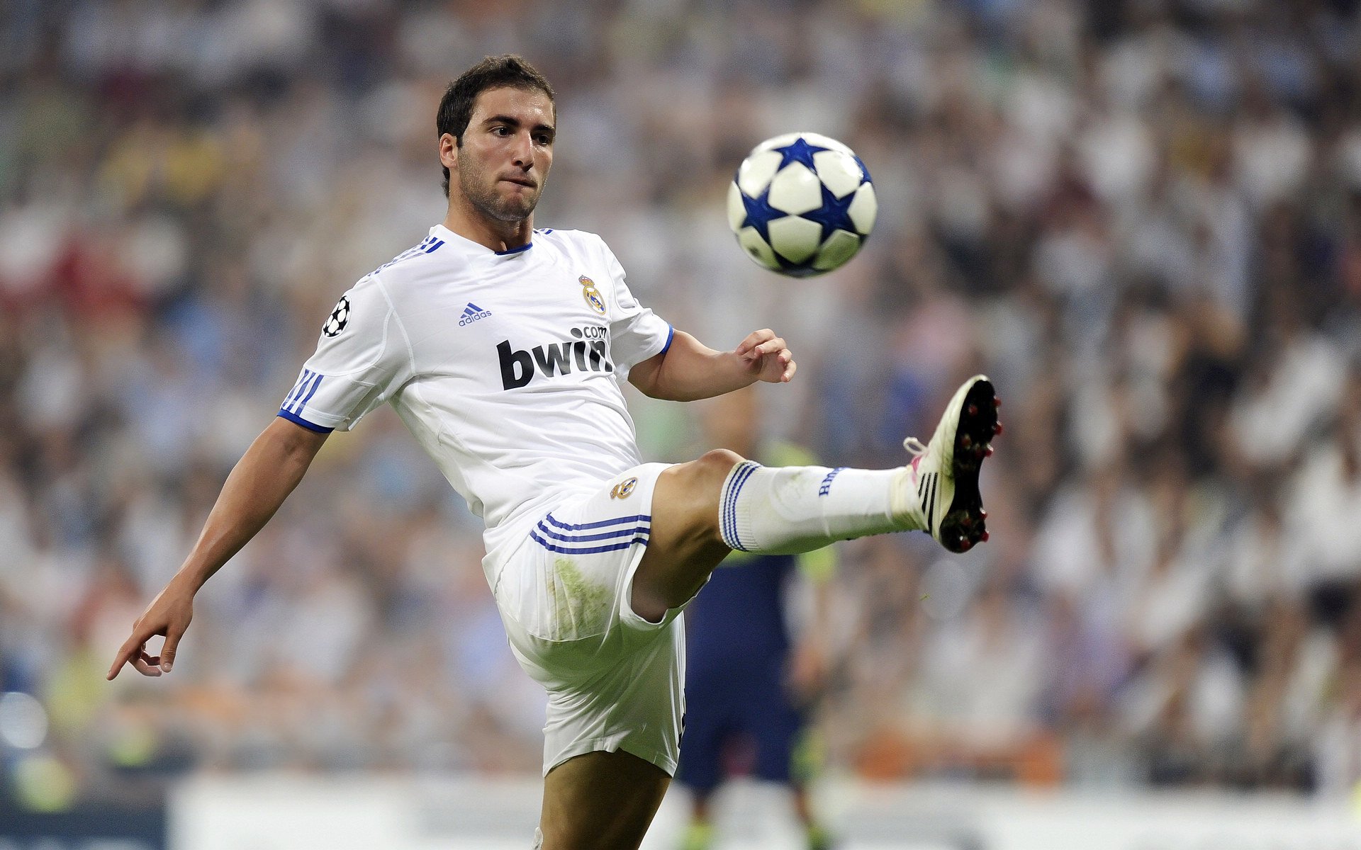 从科纳克里到威斯特法伦，当几内亚铁腰扼住德甲脉搏，格列兹曼在攻防间加冕