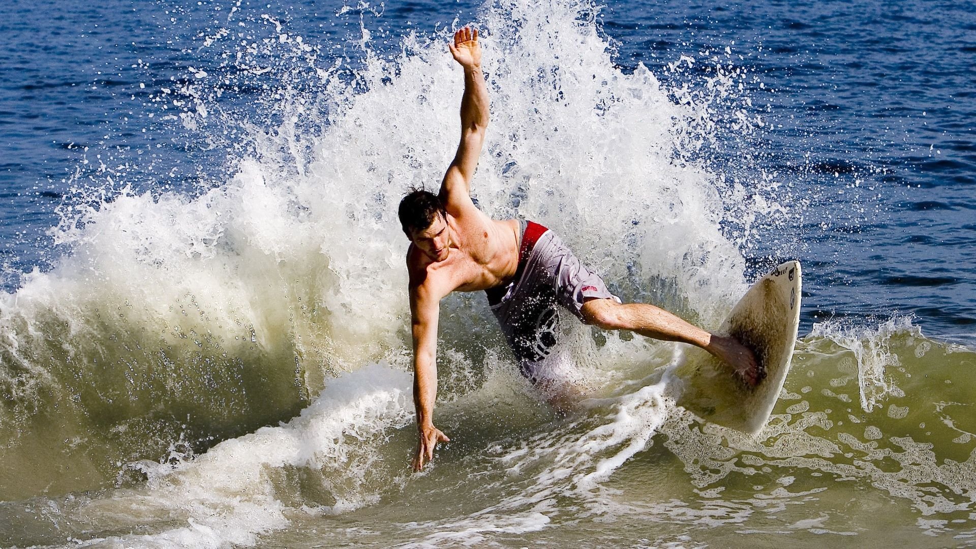 绿茵场上的东方风暴，德国队鏖战日本队，羽球场内李梓嘉状态火热的竞技启示